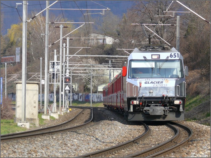 Ge 4/4 III 651  Fideris  mit RE 1153 nach St.Moritz hat soeben die Hauptstadt Graubndens verlassen. (31.03.2008)