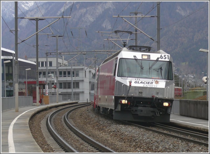 Ge 4/4 III 651 Fideris fhrt mit dem Glacier Express durch Chur West Richtung St.Moritz. (02.04.2008)