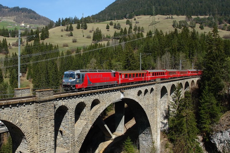 Ge 4/4 III 651  Fideris . Werbung fr den Glacier Express 89m ber dem Abgrund, so hoch ist die bekannte Solisbrcke in der Schinschlucht. Hier kann man schon viele Stunden verweilen, zumal ein kleines Restaurant, nur ein paar Meter weiter, an der alten Strassenbrcke ist. 13.4.2007