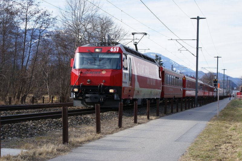 Ge 4/4 III 651 mit dem Glacier Express zwischen Domat/Ems und Felsberg, am 22.2.08.