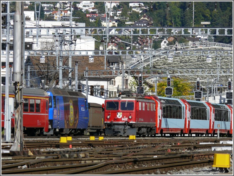 Ge 4/4 III 652 begegnet der Davoser Abteilung des Glacier Express mit Ge 4/4 I 607  Surselva  in Chur. (30.09.2007)