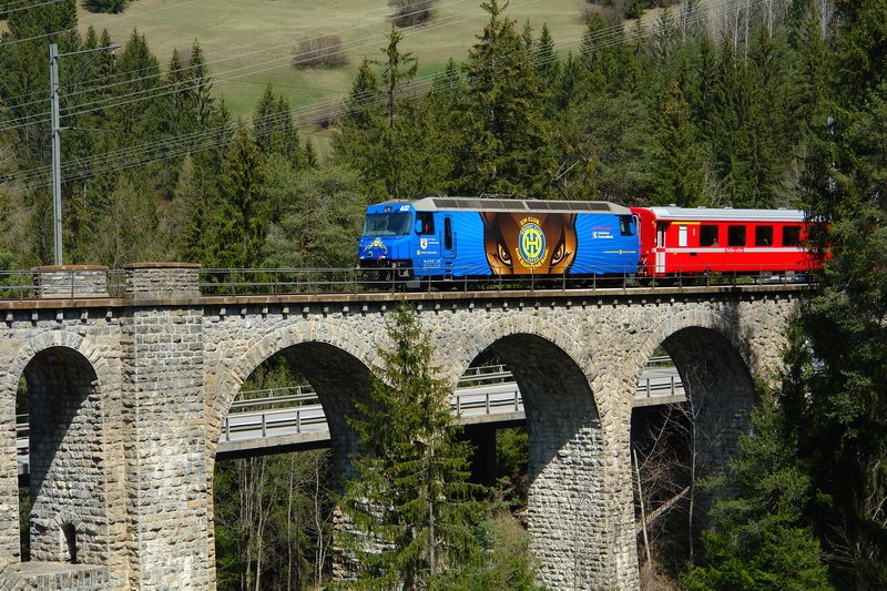 Ge 4/4 III 652. Die wunderschne blaue RhB Lok wirbt auch fr den Hockey Club Davos, kurz HCD genannt, der gerade am 9.April  Schweizer Meister im Eishockey geworden ist, Gratulation. Aufnahmeort: Solisbrcke im Domleschg am 13.4.2007.