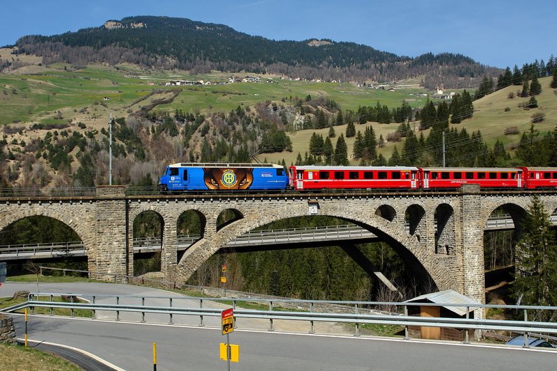 Ge 4/4 III 652. Die blaue  Hockey Club Davos  Lok mit ihren roten Wagen bei Sonnenschein auf der berhmten, 89m hohen, Solisbrcke bei Alvaschein im Domleschg. Ein herrliches Erlebnis fr jeden Eisenbahnfreund. 13.4.2007