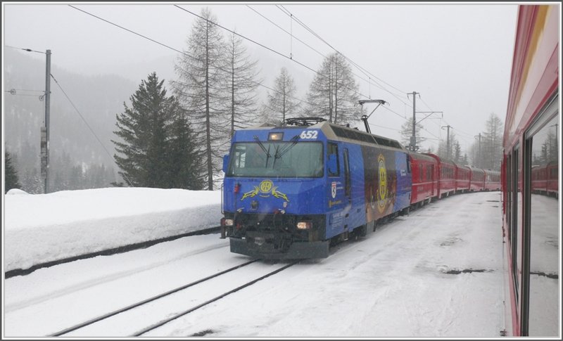 Ge 4/4 III 652 kommt uns mit einem RE in Preda entgegen. Von der morgendlichen Sonne ist nichts mehr zu sehen. (10.03.2009)