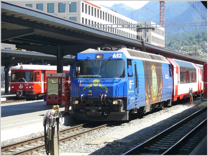 Ge 4/4 III 652 mit GlacierExpress ist bereit zur Abfahrt in Chur. (01.06.2009)