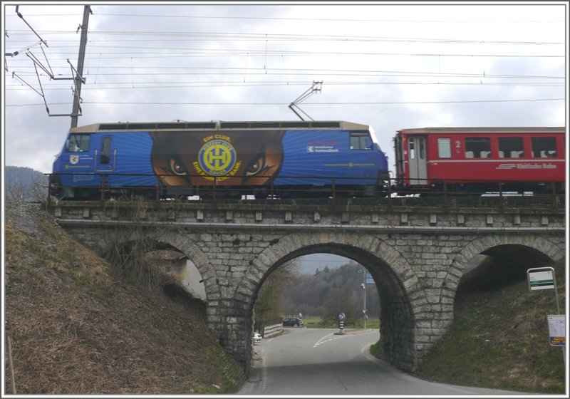 Ge 4/4 III 652  Vaz/Obervaz  erreicht in Krze Reichenau-Tamins und trifft bei dieser Strassenunterfhrung auf die Linie von Disentis. (02.04.2009)