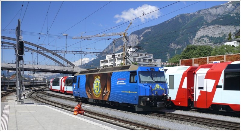 Ge 4/4 III 652  Vaz/obervaz, Lenzerheide/Valbella  wartet auf den einfahrenden GlacierExpress aus St.Moritz, um ihn anschliessend nach Disentis zu bringen. (01.06.2009)