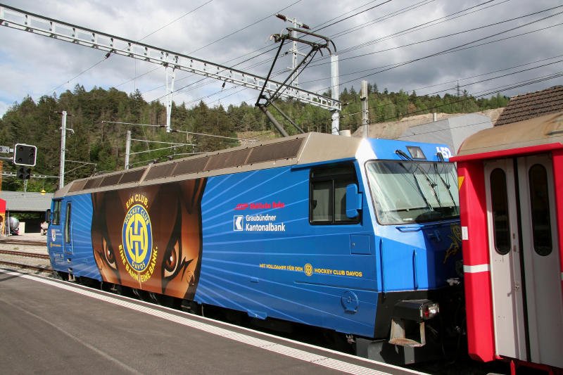 Ge 4/4 III 652  Vaz/Obervaz/Lenzerheide-Valbella  mit Werbung fr den  Hockey-Club-Davos  hier in Reichenau-Tamins am 3.05.2007.