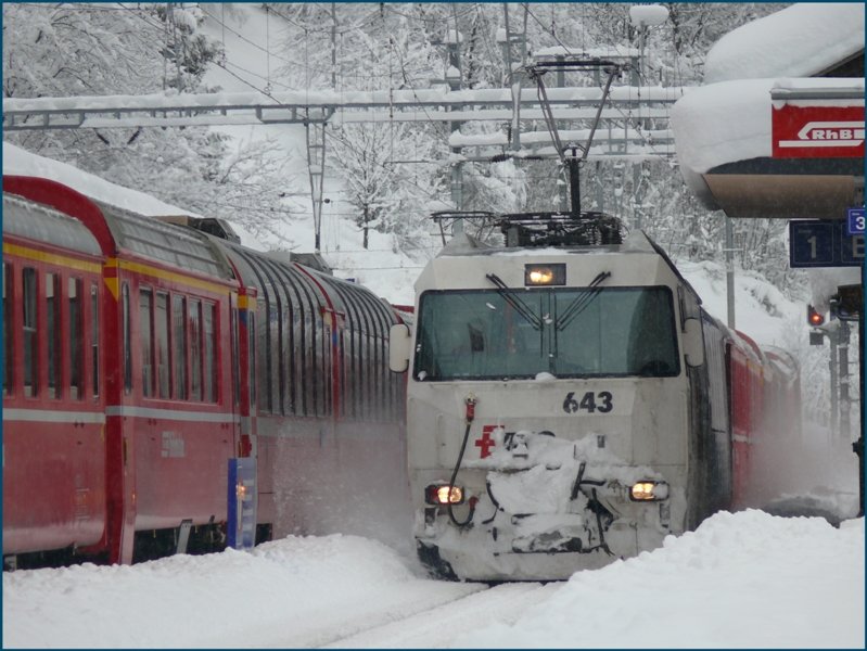 Ge 4/4 III643  Vals  mit versptetem RE1148 nach Chur stiebt in den Bahnhof Filisur. (20.01.2009)