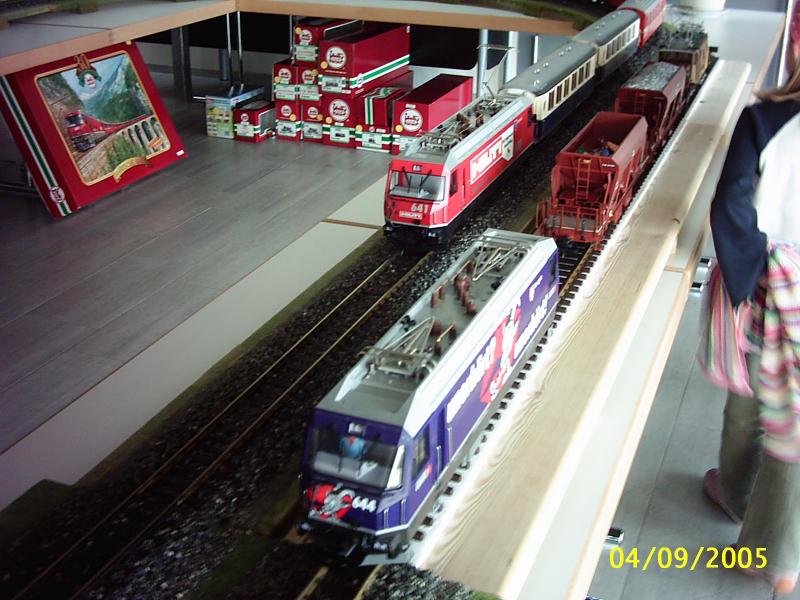 Ge 4/4 mit Werbung  Hilti  und Ge 4/4 mit Werbung  unerhrt!? 
am 4.9.2005 bei der 1. Internationalen Modellbahnmesse in Vaduz.