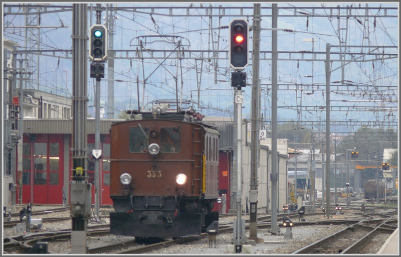 Ge 4/6 353 hat freie Fahrt Richtung Chur. (16.10.2009)