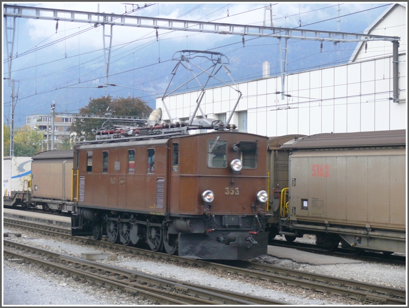 Ge 4/6 353 wird weggestellt in Landquart und bernimmt Samstag/Sonntag einen Extrazug nach Bergn und zurck an Stelle der G 4/5. (08.10.2009)