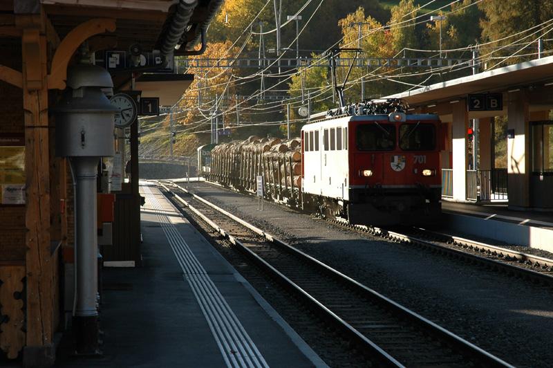 Ge 6/6'' 701 mit Holzzug im letzten Tageslicht. Filisur 14.10.05