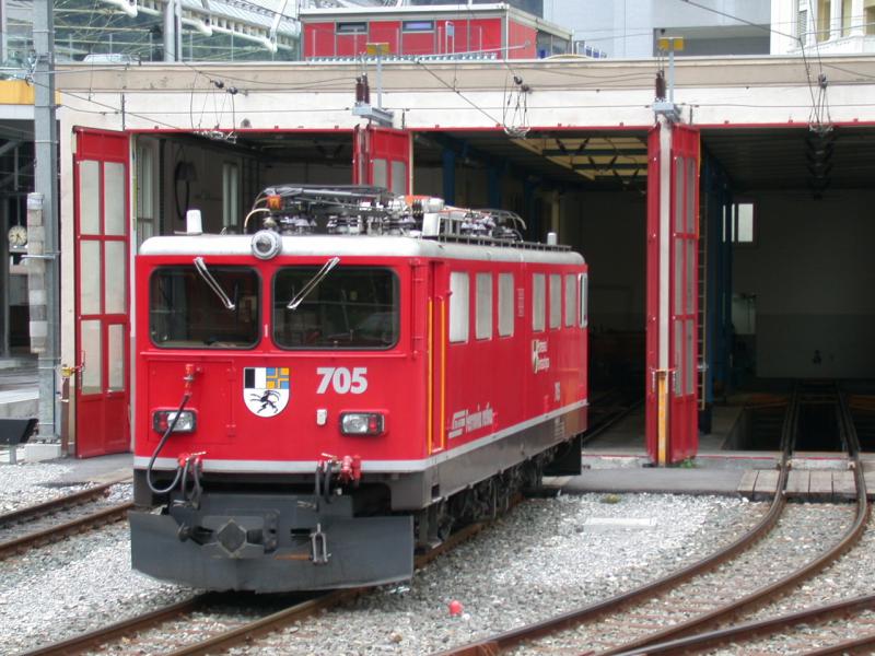 Ge 6/6 705  Pontresina/Puntraschigna) steht vor dem RhB Lokdepot in Chur. (06.07.2005)