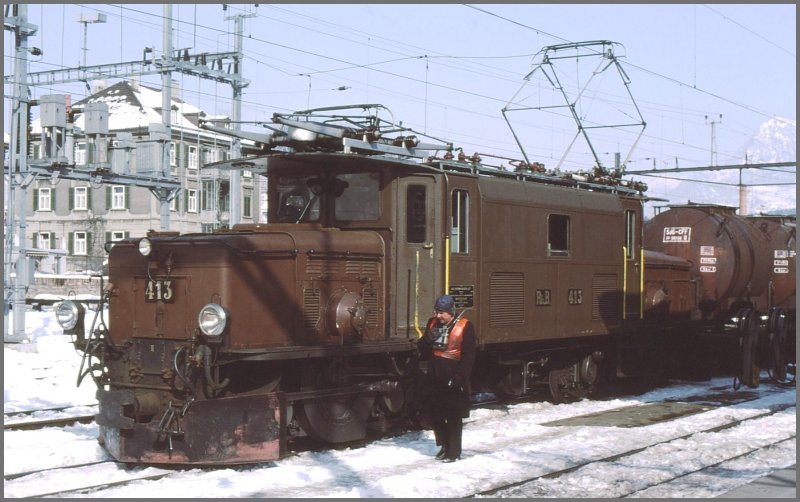 Ge 6/6 I 413 bei einem Zwischenhalt in Chur. Bremsprobe fertig, meldet der Rangierarbeiter. (Archiv 02/84)