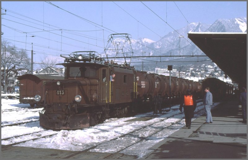 Ge 6/6 I 413 mit einem Gterzug in Chur. Was diese SBB-CFF Zisternen enthielten, ist mir nicht bekannt und auch nicht das Ziel des Transportes. Weiss jemand mehr darber? (Archiv 02-84)