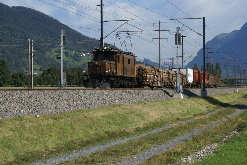 Ge 6/6 I 415 befindet sich am 19.8.08 mit einem gemischten Gterzug bei Zizers.