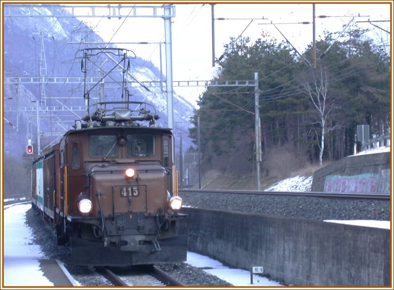 Ge 6/6 I 415 fhrt wiedermal den Valserwasserzug von Untervaz nach Ilanz. Hier bei der Durchfahrt durch Haldenstein. (29.01.2007)