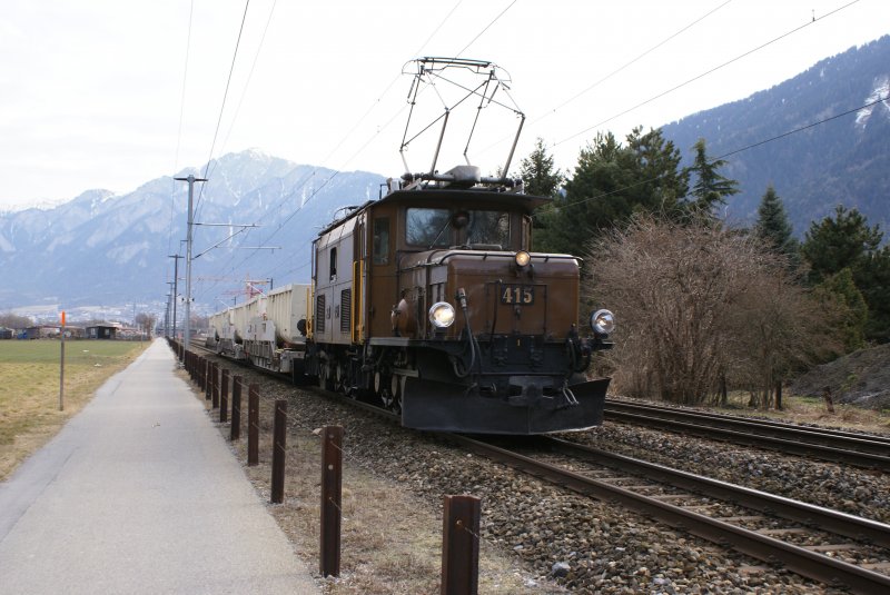 Ge 6/6 I 415 mit einem kurzen Gterzug zwischen Domat/Ems und Felsberg, am 22.2.08.