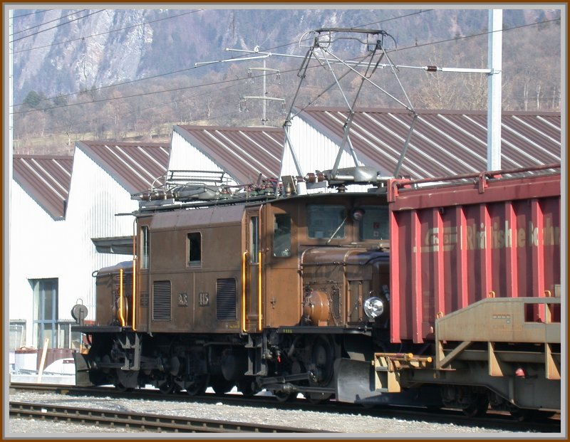 Ge 6/6 I 415 verlsst mit bahneigenen RhB Containern den Bahnhof Untervaz Richtung Landquart. (19.02.2007)
