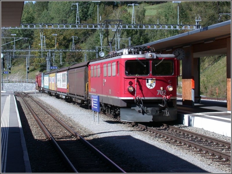 Ge 6/6 II 602  Curia  fhrt mit einem Gterzug nach Samedan durch den Bahnhof Filisur. (13.09.2007)