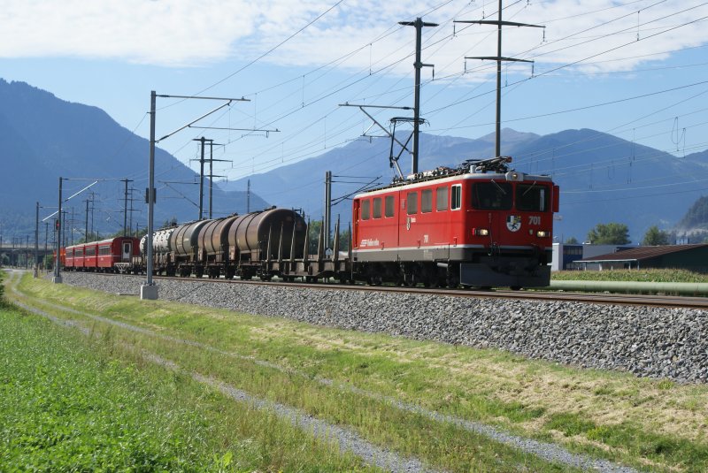 Ge 6/6 II 701 befindet sich mit einem Gterzug am 19.8.08 in Zizers.