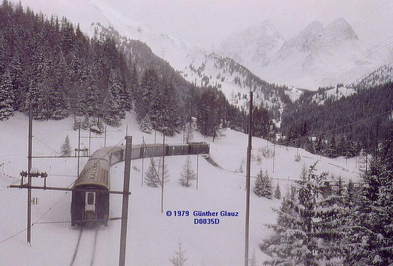 Ge 6/6 II 701 mit Reisezug fhrt nach der Straenbrcke weiter nach Preda. 1979 war bei der RhB noch alles grn, sagen wir, fast alles!