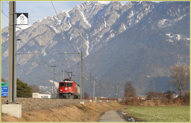 Ge 6/6 II 701  Rtia  fhrt mit einem einzelnen Valserwasserwagen Richtung Ilanz bei Felsberg. (30.01.2009)