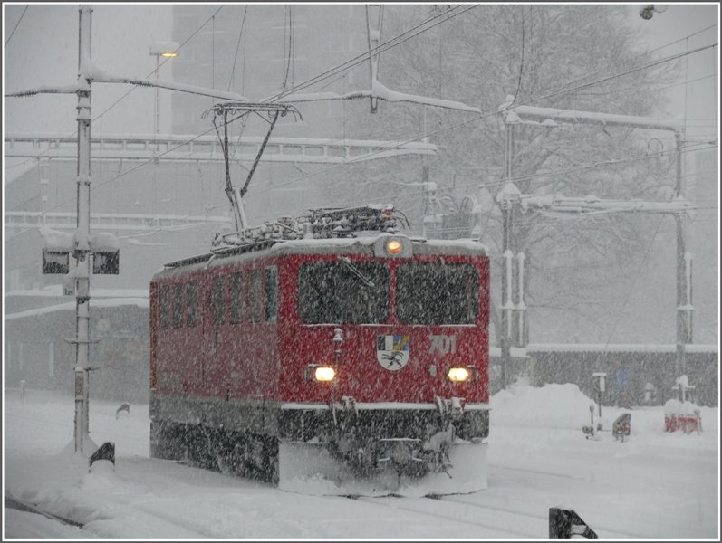 Ge 6/6 II 701  Rtia  bei heftigem Schneetreiben in Landquart. (17.02.2009)