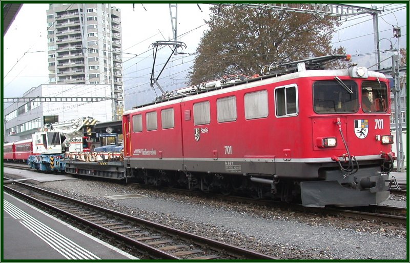 Ge 6/6 II 701 Rtia mit dem Schienenkran Kirow der Gleisbaufirma Sersa wartet in Landquart auf die Ausfahrt Richtung Chur. (09.11.2006)