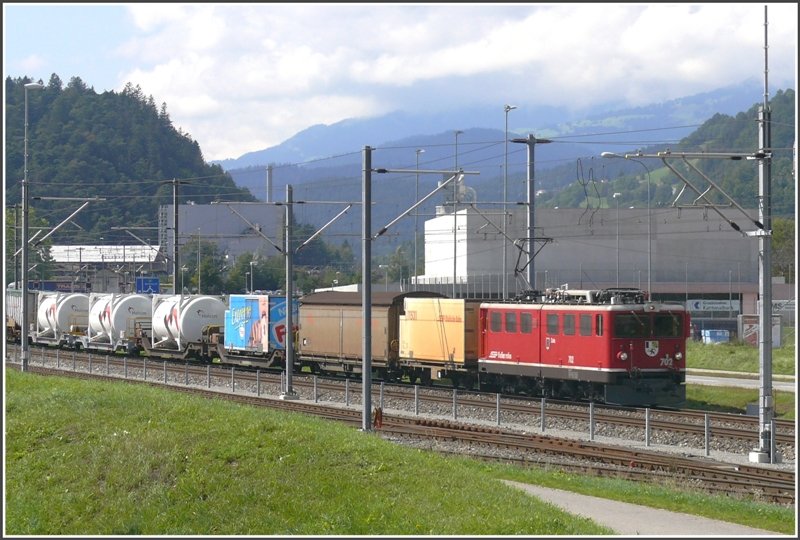 Ge 6/6 II 702  Curia* mit Gterzug auf dem Weg nach Chur bei Ems Werk. (16.09.2008)