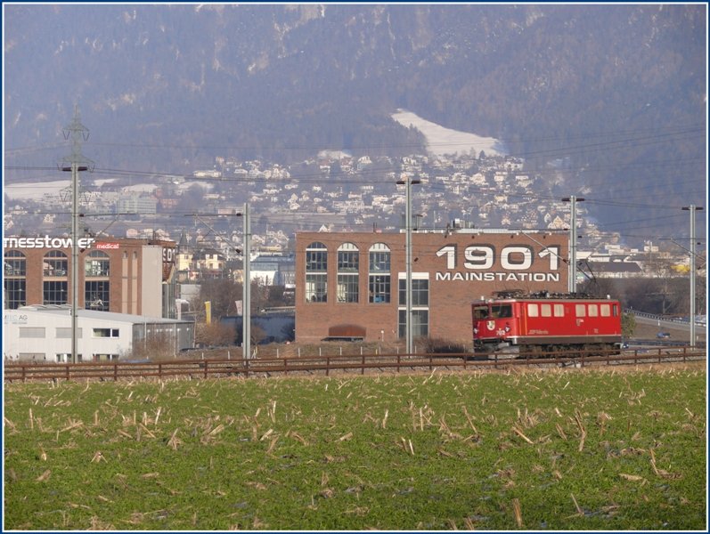 Ge 6/6 II 702  Curia  beim vermeintlichen Hauptbahnhof von 1901 als Lokzug Richtung Felsberg. (30.01.2009)