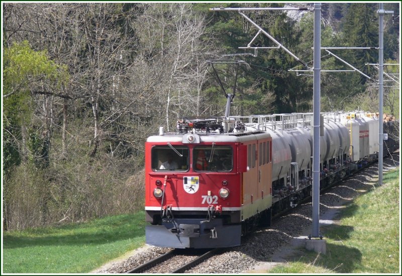 Ge 6/6 II 702  Curia  mit einem leeren Zementzug kurz vor Reichenau-Tamins. (16.04.2009)
