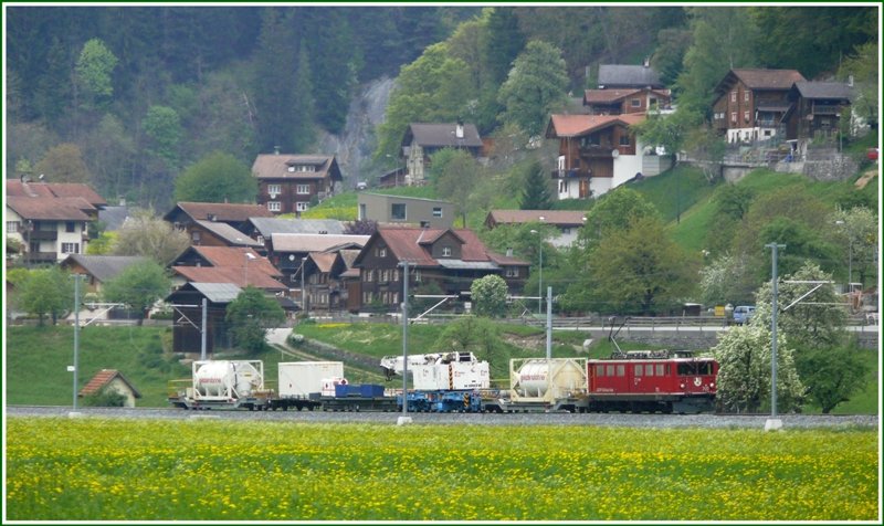 Ge 6/6 II 702  Curia  schleppt unter anderem den grossen Kirow-Schienenkran durchs blhende Prttigau bei Schiers. (05.05.2009)