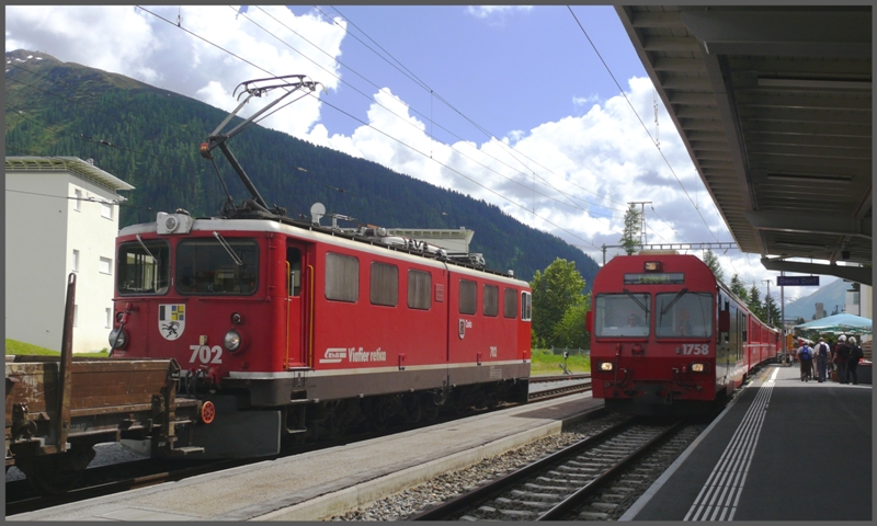 Ge 6/6 II 702  curia  wartet in Davos Dorf auf den RE1052 mit Stw 1758 nach Landquart. (25.06.2009)