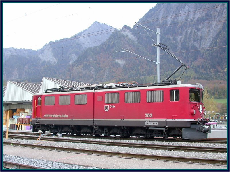 Ge 6/6 II 702 Curia wartet in Untervaz auf Gterlast. (09.11.2006)