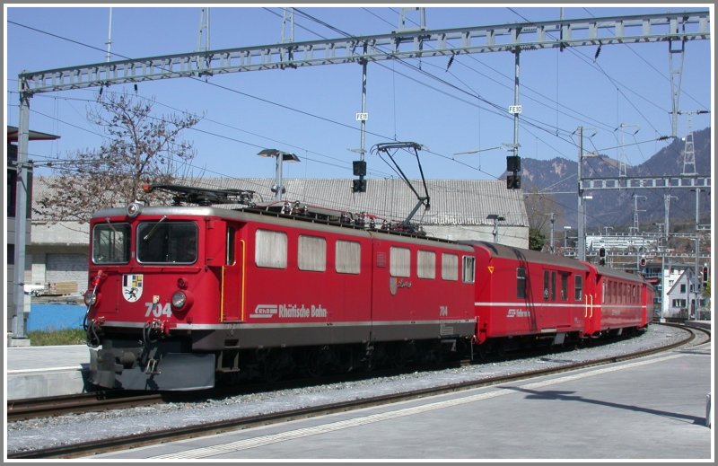 Ge 6/6 II 702  Davos  fhrt auf Gleis 11 in Chur ein. (11.04.2007)