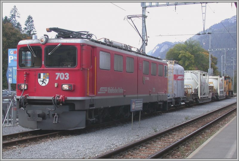 Ge 6/6 II 703  St.Moritz  bei einem Zwischenhalt in Klosters. (17.09.2007)