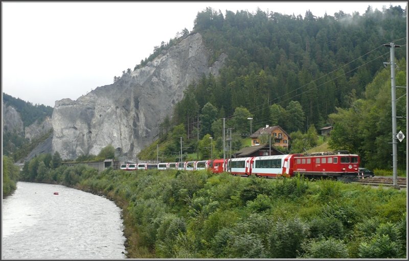 Ge 6/6 II 703  St.Moritz  zieht die Glacier Expresszge 905 und 907 durch die Rheinschlucht bei Valendas-Sagogn. (13.09.2008)