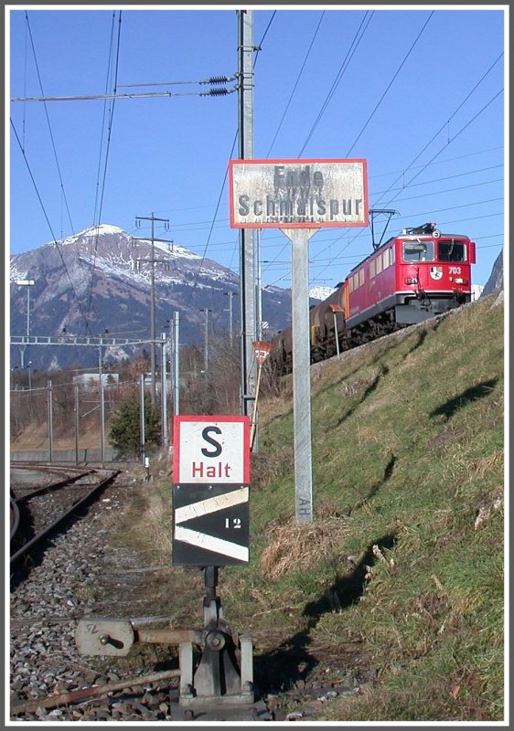 Ge 6/6 II 703  St.Moritz  nhert sich mit einem Gterzug der Station Untervaz. Die Ende Schamalspurtafeln beziehen sich auf die links liegende bergabegruooe der Holcim Zementwerke. (09.02.2007)
