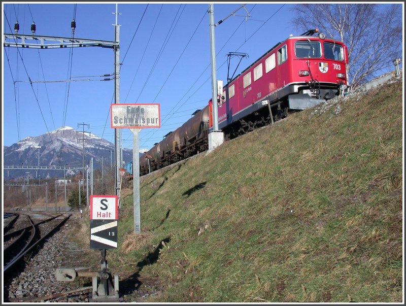 Ge 6/6 II  703  St.Moritz  fhrt mit einem Gterzug in den Bahnhof Untervaz ein. (09.02.2007)