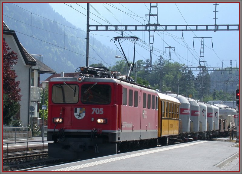 Ge 6/6 II 705  Pontresina/Puntraschigna  mit einem Gterzug bei der Durchfahrt in Domat/Ems. Hinter der Lok ein historischer Berninabahn-Personenwagen. (01.05.2007)