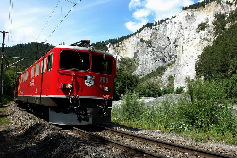 Ge 6/6 II 705  Pontresina/Puntraschigna . Eine blitzblanke Lok mit einem Gterzug kurz vor dem Bhf. Versam-Safien. Rechts im Hintergrund die weissen Kalkfelsen der Rheinschlucht. 30.6.2008