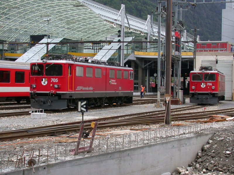 Ge 6/6 II 705  Pontresina/Puntraschigna  und 706  Disentis/Muster  vor dem RhB Lokdepot in Chur.(20.05.03)