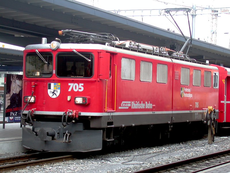 Ge 6/6 II 705  Pontresina/Puntraschigna  abfahrbereit in Chur mit dem Regionalexpress nach Disentis/Mustr. (27.09.2006)