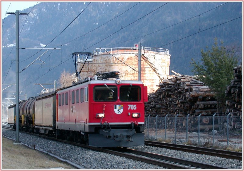 Ge 6/6 II 705  Pontresina/Puntraschigna  zieht einen Gterzug an den Ems Werken vorbei Richtung Reichenau-Tamins. (11.01.2007)
