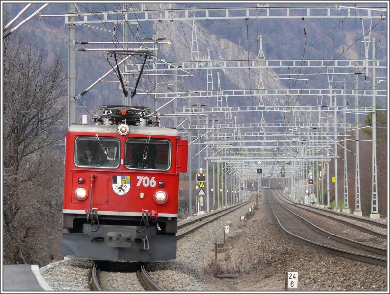 Ge 6/6 II 706  Disentis  donnert als Lokzug durch die neue Haltestelle Chur Wiesental. (09.12.2007)