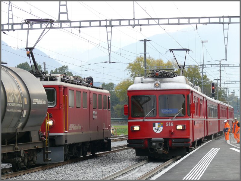 Ge 6/6 II 706 kreuzt in Untervaz mit dem Be 4/4 516 Regionalzug nach Schiers. (22.10.2007)