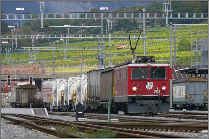 Ge 6/6 II 707  Scuol  wartet in Untervaz-Trimmis mit einem langen Gterzug auf die Abfahrt Richtung Chur. Im Hintergrund gedeiht der Zizerser Wein. (02.10.2008)