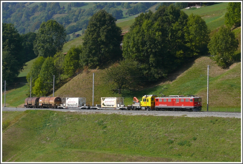 Ge 6/6 II 707  Scuol  zieht einen Gterzug bergwrts das Prttigau hinauf und befindet sich hier kurz vor dem neuen Saaser Tunnel. Im Schlepp fhrt sie noch den Tm 2/2 9921. (24.09.2009)